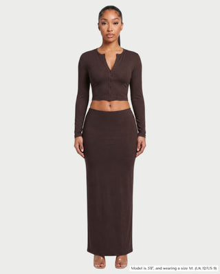 Vestido mini de malla con aberturas y detalle de cadena de JUVIA