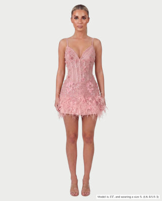 Vestido mini de malla con aberturas y detalle de cadena de JUVIA