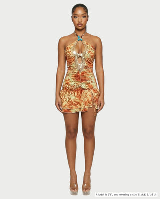 Vestido mini de malla con aberturas y detalle de cadena de JUVIA