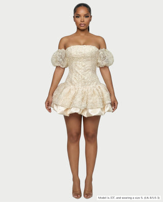 Vestido mini de malla con aberturas y detalle de cadena de JUVIA