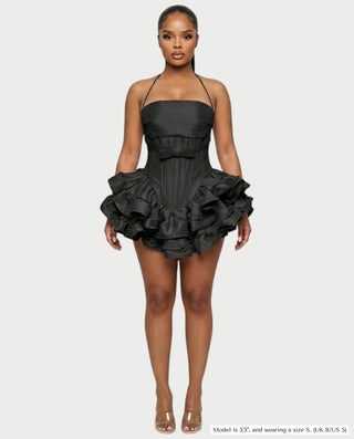 Vestido mini de malla con aberturas y detalle de cadena de JUVIA