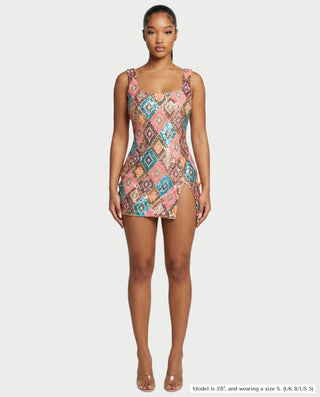 Vestido mini de malla con aberturas y detalle de cadena de JUVIA