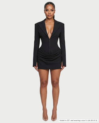 Vestido mini de malla con aberturas y detalle de cadena de JUVIA