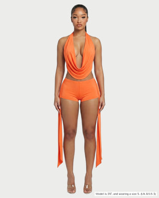 Conjunto de top halter y pantalones cortos con drapeado lateral de AVERILL 
