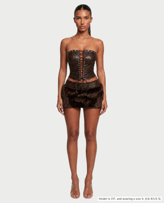 Vestido mini de malla con aberturas y detalle de cadena de JUVIA