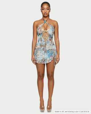 Vestido mini de malla con aberturas y detalle de cadena de JUVIA