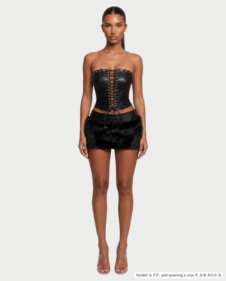 Vestido mini de malla con aberturas y detalle de cadena de JUVIA