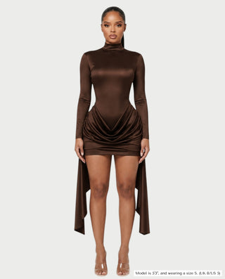 Vestido mini de malla con aberturas y detalle de cadena de JUVIA