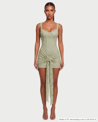 Vestido mini de malla con aberturas y detalle de cadena de JUVIA