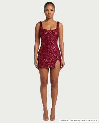 Vestido mini de malla con aberturas y detalle de cadena de JUVIA