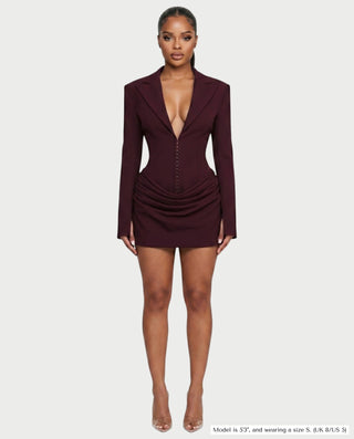 Vestido mini de malla con aberturas y detalle de cadena de JUVIA