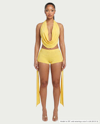 Conjunto de top halter y pantalones cortos con drapeado lateral de AVERILL 