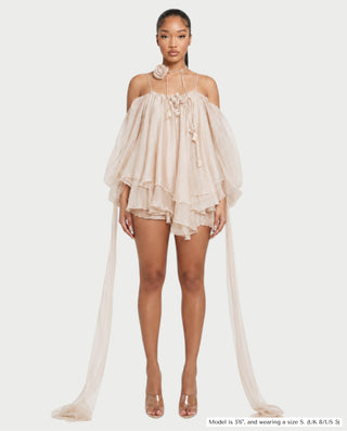 Vestido mini de malla con aberturas y detalle de cadena de JUVIA