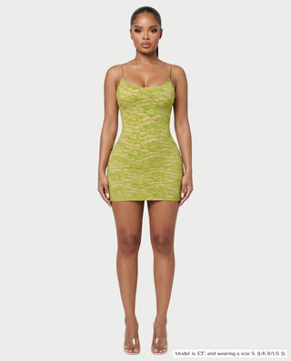 Vestido mini de malla con aberturas y detalle de cadena de JUVIA