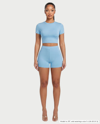 Vestido mini de malla con aberturas y detalle de cadena de JUVIA