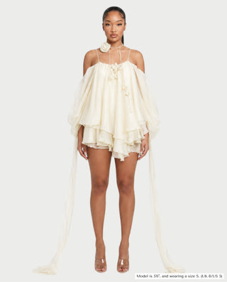 Vestido mini de malla con aberturas y detalle de cadena de JUVIA