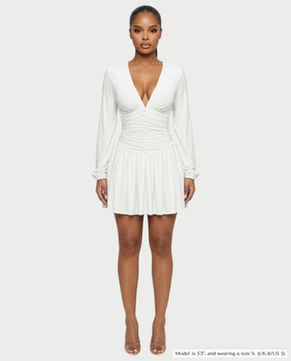 Vestido mini de malla con aberturas y detalle de cadena de JUVIA