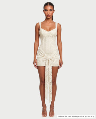 Vestido mini de malla con aberturas y detalle de cadena de JUVIA