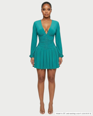 Vestido mini de malla con aberturas y detalle de cadena de JUVIA