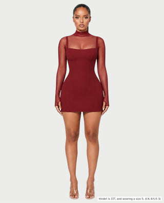 Vestido mini de malla con aberturas y detalle de cadena de JUVIA