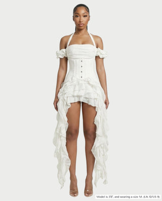 Vestido mini de malla con aberturas y detalle de cadena de JUVIA