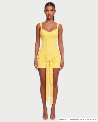 Vestido mini de malla con aberturas y detalle de cadena de JUVIA