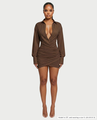 Vestido mini de malla con aberturas y detalle de cadena de JUVIA