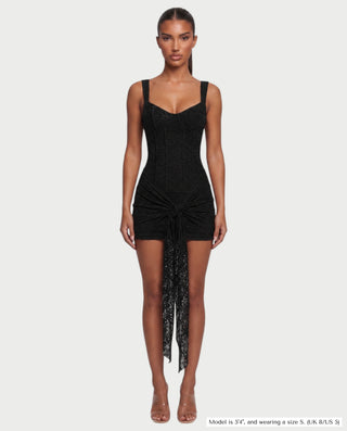 Vestido mini de malla con aberturas y detalle de cadena de JUVIA