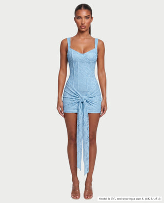Vestido mini de malla con aberturas y detalle de cadena de JUVIA