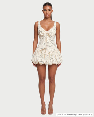 Vestido mini de malla con aberturas y detalle de cadena de JUVIA