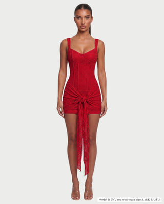 Vestido mini de malla con aberturas y detalle de cadena de JUVIA
