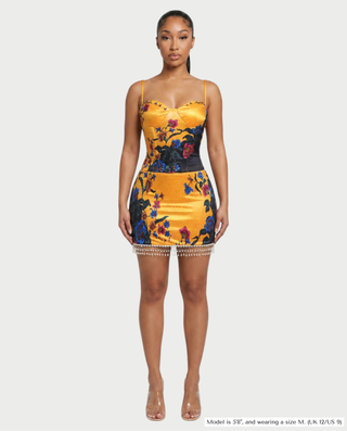 Vestido mini de malla con aberturas y detalle de cadena de JUVIA
