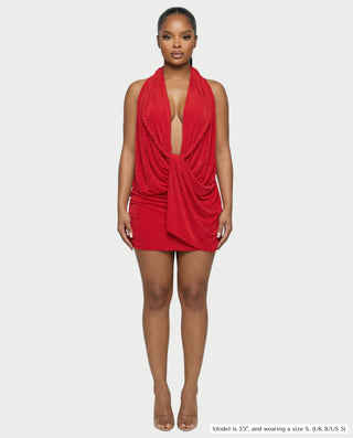 Vestido mini de malla con aberturas y detalle de cadena de JUVIA