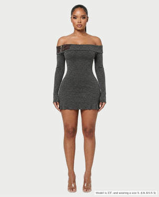 Vestido mini de malla con aberturas y detalle de cadena de JUVIA