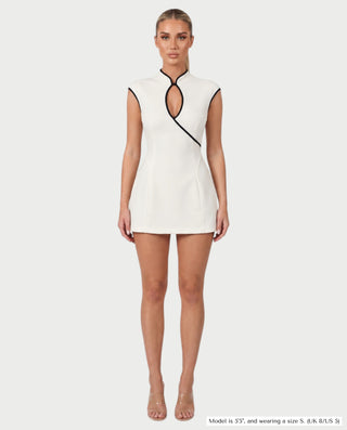 Vestido mini de malla con aberturas y detalle de cadena de JUVIA