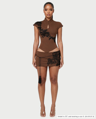 Vestido mini de malla con aberturas y detalle de cadena de JUVIA