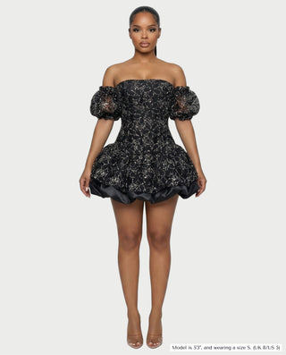 Vestido mini de malla con aberturas y detalle de cadena de JUVIA