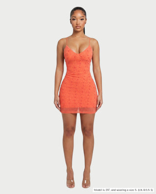 Vestido mini de malla con aberturas y detalle de cadena de JUVIA
