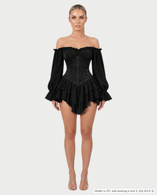 Vestido mini de malla con aberturas y detalle de cadena de JUVIA