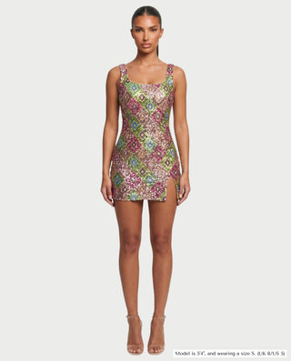 Vestido mini de malla con aberturas y detalle de cadena de JUVIA
