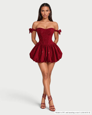 Vestido mini de malla con aberturas y detalle de cadena de JUVIA