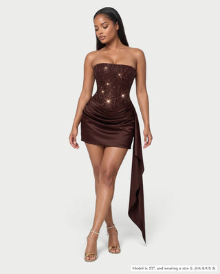Vestido mini de malla con aberturas y detalle de cadena de JUVIA