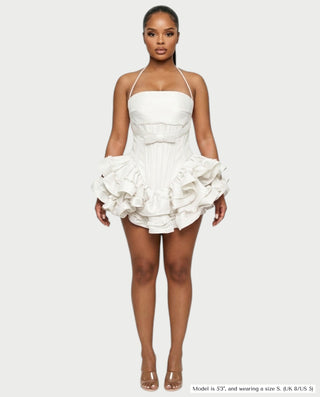 Vestido mini de malla con aberturas y detalle de cadena de JUVIA