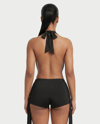 Conjunto de top halter y pantalones cortos con drapeado lateral de AVERILL 