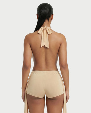 Conjunto de top halter y pantalones cortos con drapeado lateral de AVERILL 