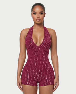 Vestido mini de malla con aberturas y detalle de cadena de JUVIA