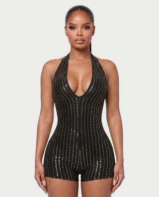 Vestido mini de malla con aberturas y detalle de cadena de JUVIA