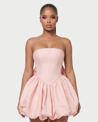 Vestido mini de malla con aberturas y detalle de cadena de JUVIA