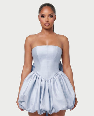 Vestido mini de malla con aberturas y detalle de cadena de JUVIA