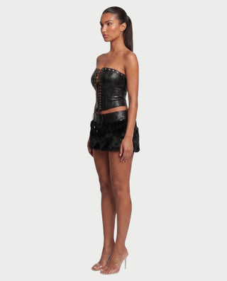Vestido mini de malla con aberturas y detalle de cadena de JUVIA